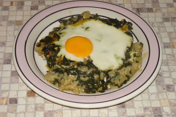 szpinak z jajkiem i ryżem